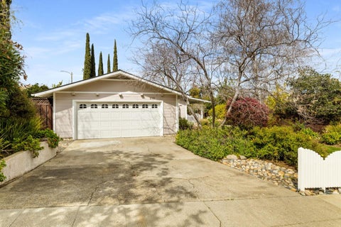Photo of 515 Roxbury Lane, LOS GATOS, CA 95032 (MLS # ML81957215)
