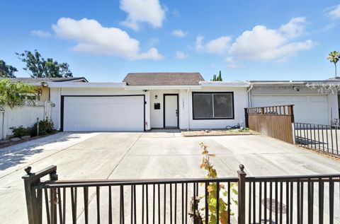 Photo of 1231 Turtlerock Drive, SAN JOSE, CA 95122 (MLS # ML82021615)