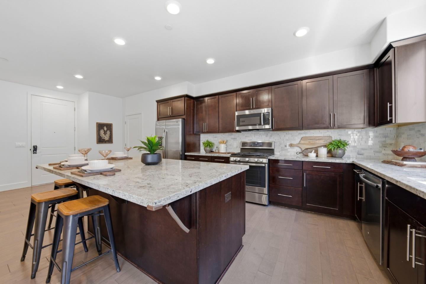 1690 Delano Street 22