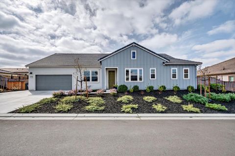 Photo of 240 Scarlett Way, HOLLISTER, CA 95023 (MLS # ML82037107)