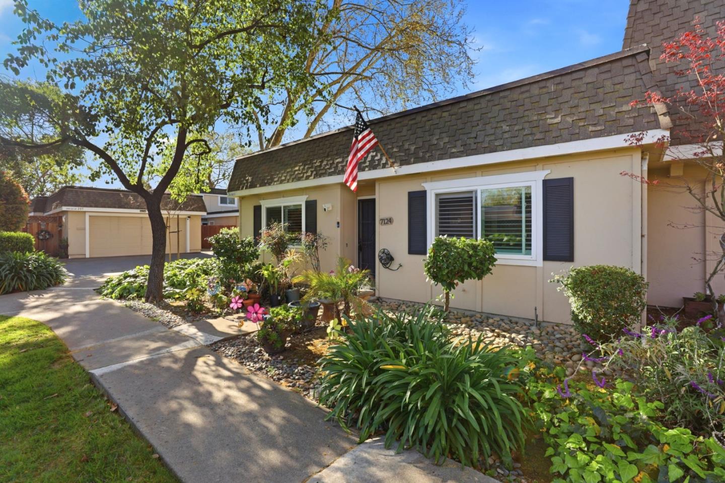 7124 Coral Gables Circle