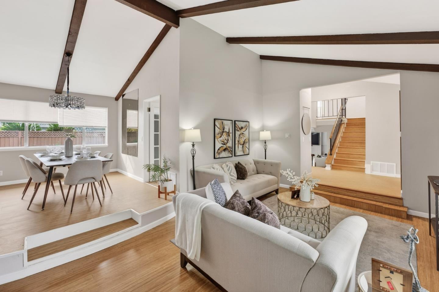 5342 Avenida Almendros