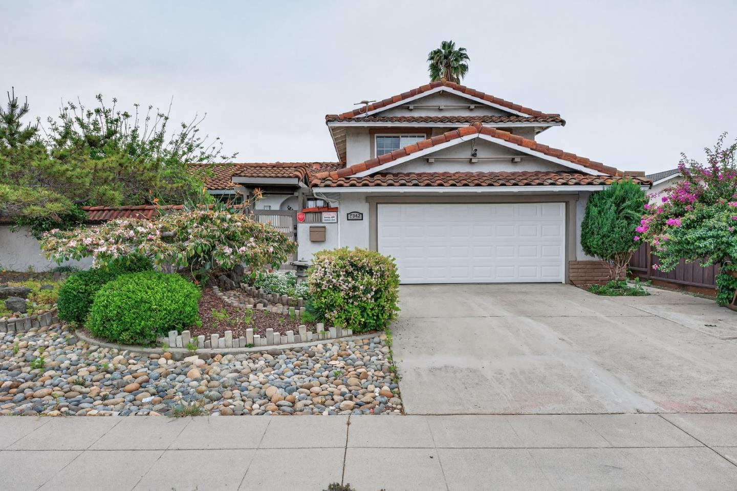 5342 Avenida Almendros