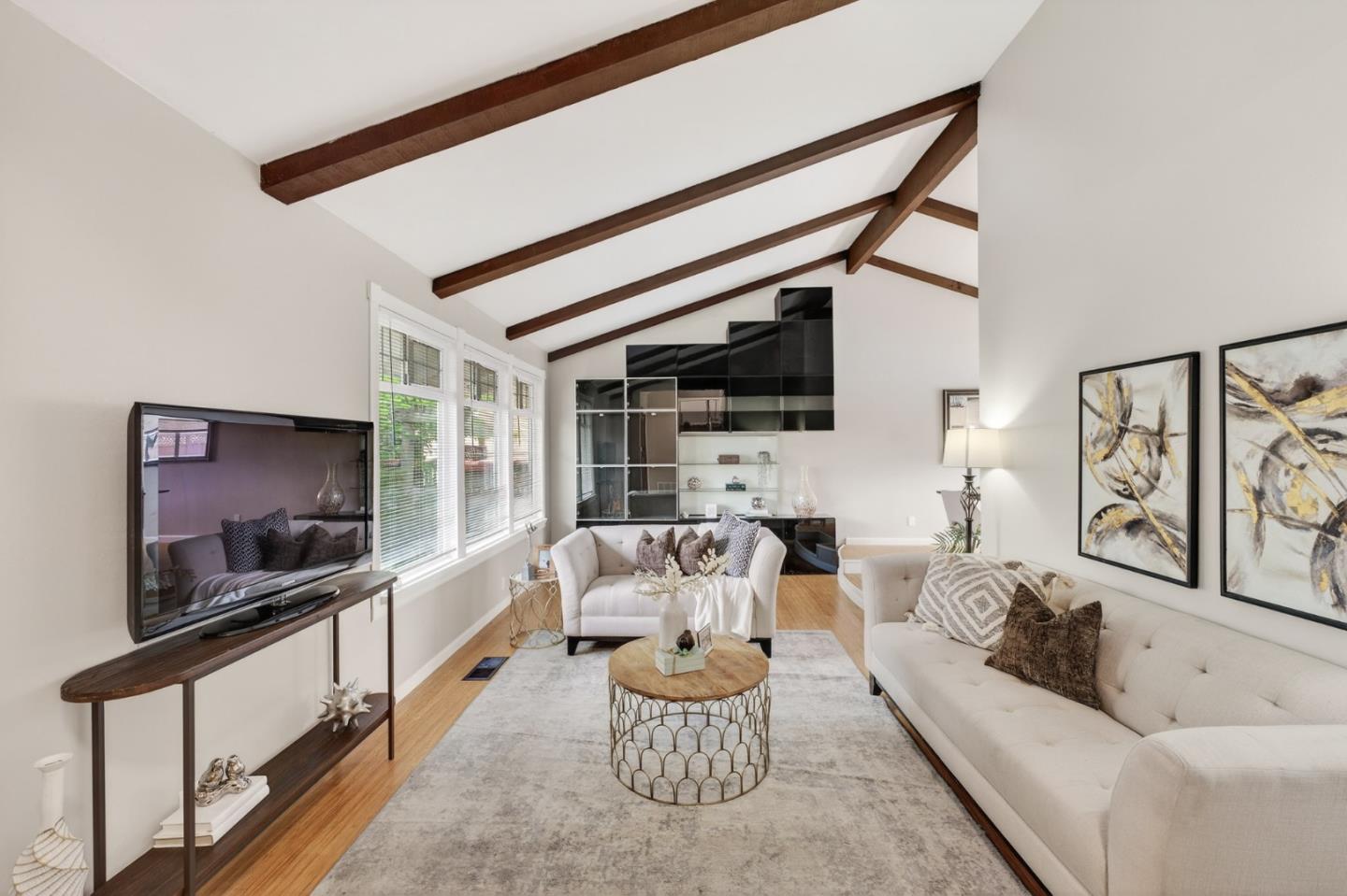 5342 Avenida Almendros
