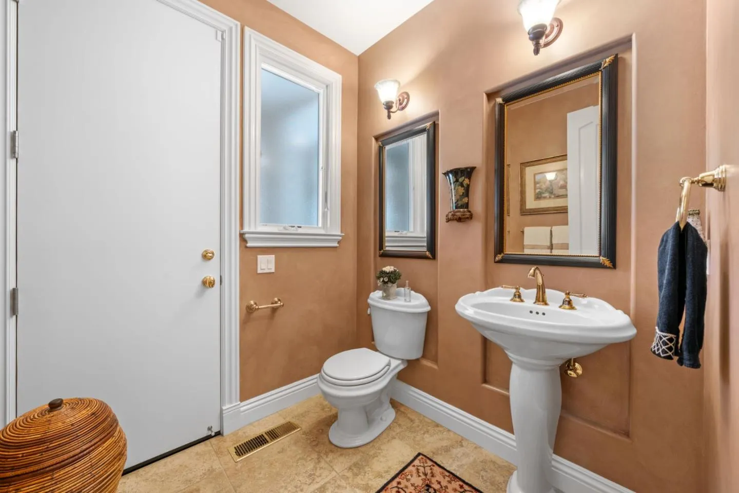 Gilroy, California 95020, United States, 4 Bedrooms Bedrooms, ,4 BathroomsBathrooms,Residential,Active,150666