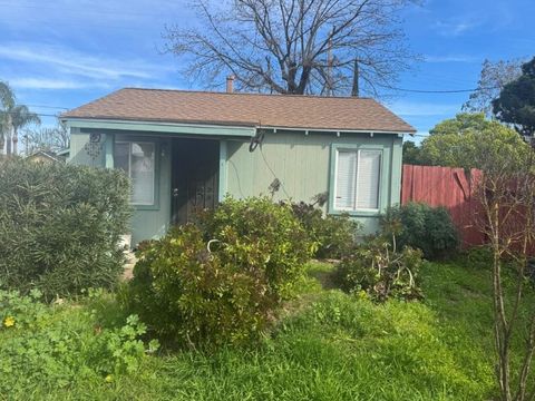 Photo of 322 Poplar Avenue, MANTECA, CA 95336 (MLS # ML82049616)