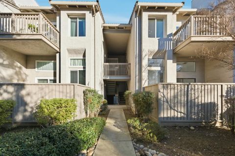 Photo of 2265 Sun Glory Lane #B, SAN JOSE, CA 95124 (MLS # ML82030739)