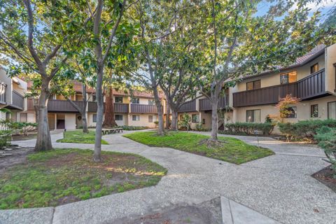 Photo of 999 W Evelyn Terrace #54, SUNNYVALE, CA 94086 (MLS # ML82029308)