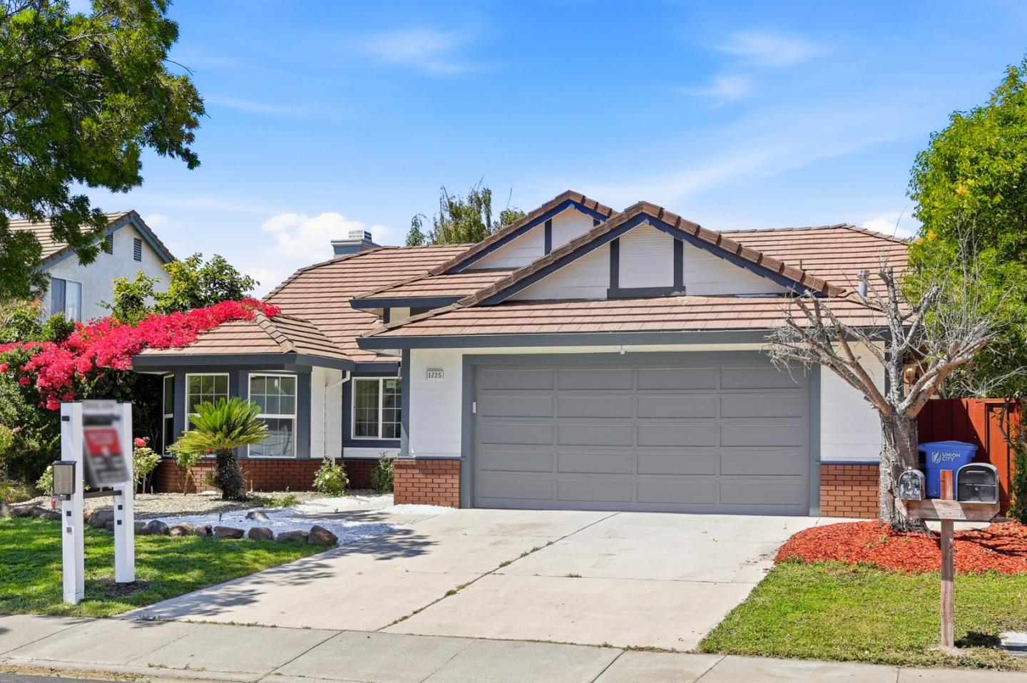 1725 Red Maple Street