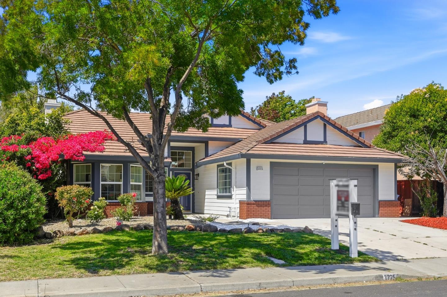 1725 Red Maple Street