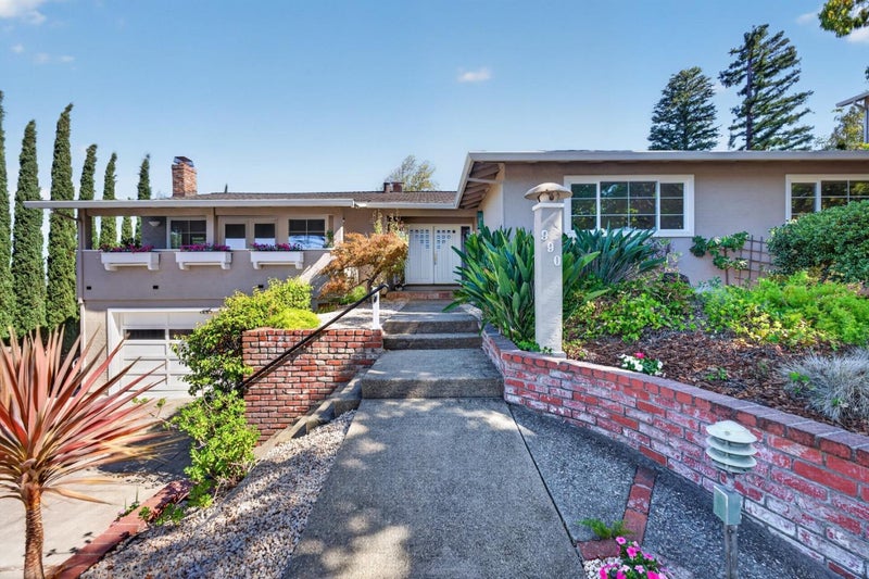 990 Oxford Drive