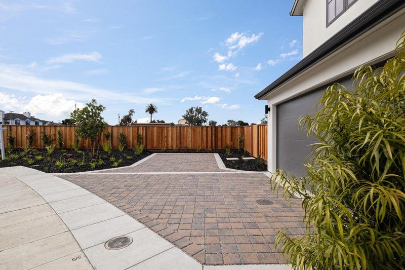 568 Creekside Court