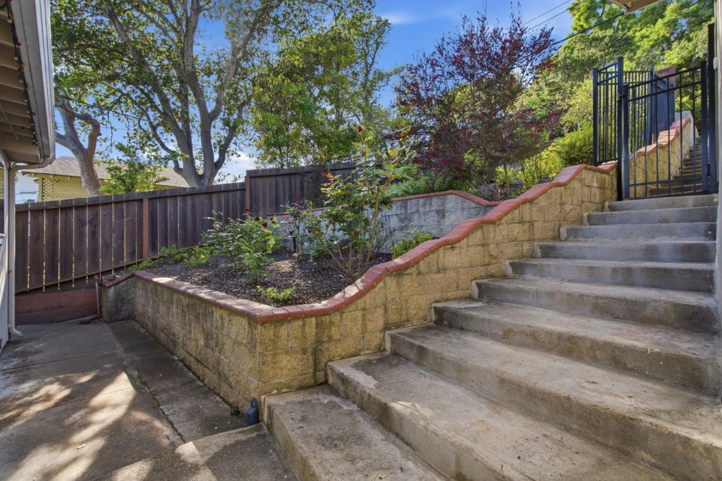 1912 Oak Knoll Drive