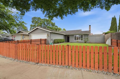 Photo of 4151 Mountcastle Way, SAN JOSE, CA 95136 (MLS # ML82043257)