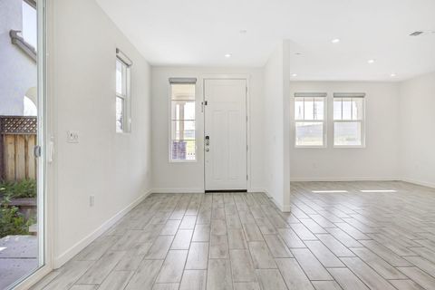 Tiny photo for 117 E Central Parkway, MOUNTAIN HOUSE, CA 95391 (MLS # ML82034049)