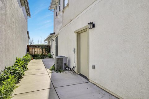 Tiny photo for 117 E Central Parkway, MOUNTAIN HOUSE, CA 95391 (MLS # ML82034049)