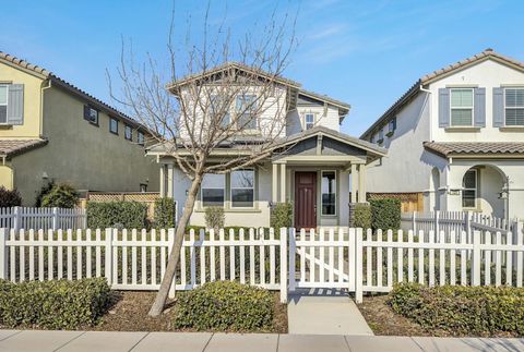 Tiny photo for 117 E Central Parkway, MOUNTAIN HOUSE, CA 95391 (MLS # ML82034049)