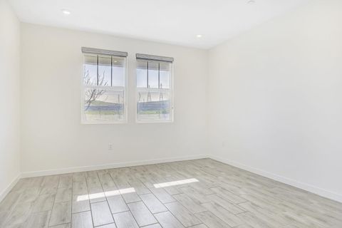 Tiny photo for 117 E Central Parkway, MOUNTAIN HOUSE, CA 95391 (MLS # ML82034049)