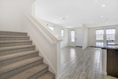 Tiny photo for 117 E Central Parkway, MOUNTAIN HOUSE, CA 95391 (MLS # ML82034049)