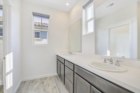 Tiny photo for 117 E Central Parkway, MOUNTAIN HOUSE, CA 95391 (MLS # ML82034049)