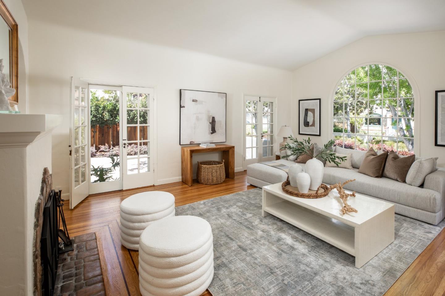 1560 Castilleja Avenue