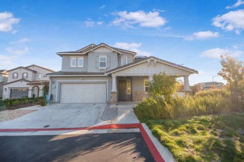 Photo of 1591 Vinsanto Court, GILROY, CA 95020 (MLS # ML82025846)