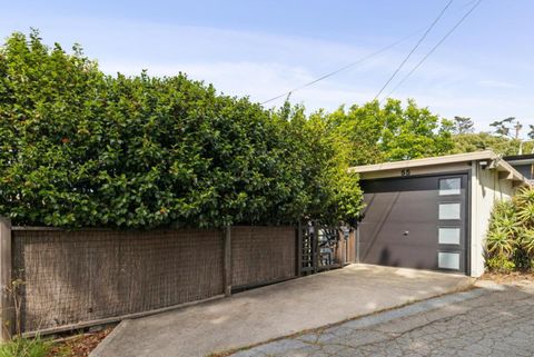 Photo of 55 Asilomar Circle, OAKLAND, CA 94611 (MLS # ML82041932)