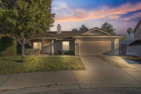 Photo of 2199 Raleigh Circle, HOLLISTER, CA 95023 (MLS # ML82028301)