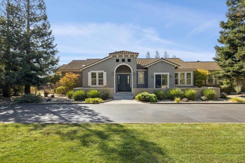 Photo of 740 California Avenue, SAN MARTIN, CA 95046 (MLS # ML82059425)