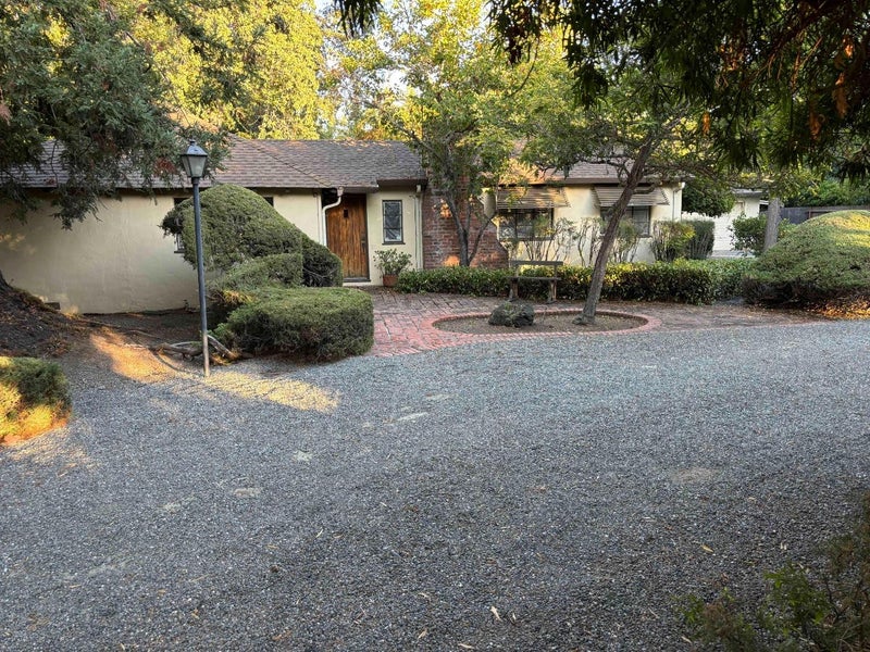 845 Los Robles Avenue