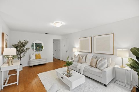 Photo of 795 Fair Oaks Ave #6, SUNNYVALE, CA 94085 (MLS # ML82030091)
