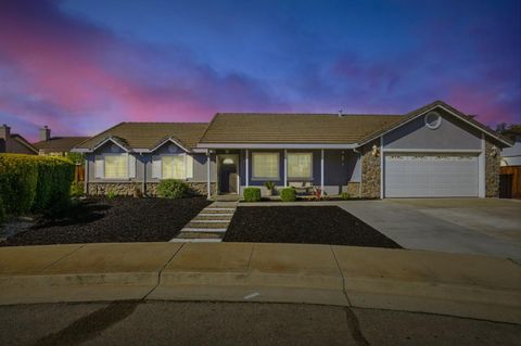 Photo of 1680 El Camino De Vida, HOLLISTER, CA 95023 (MLS # ML82021812)