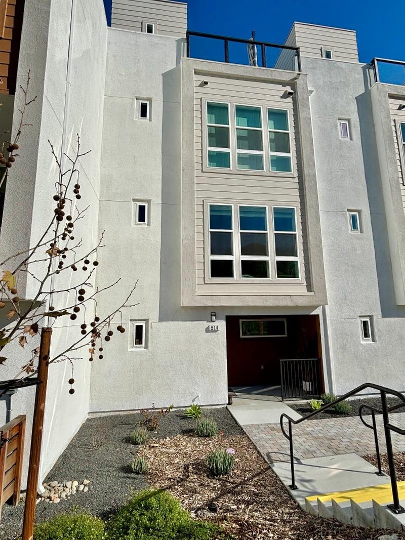 210 Verandah Avenue