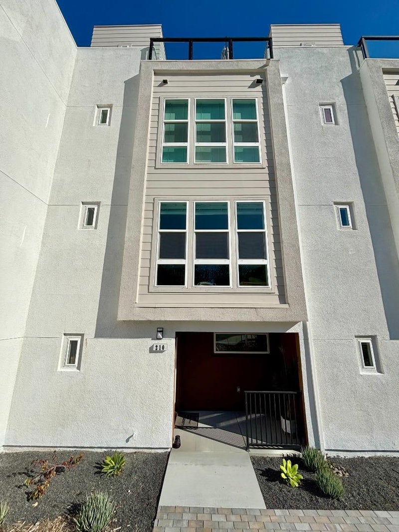 210 Verandah Avenue