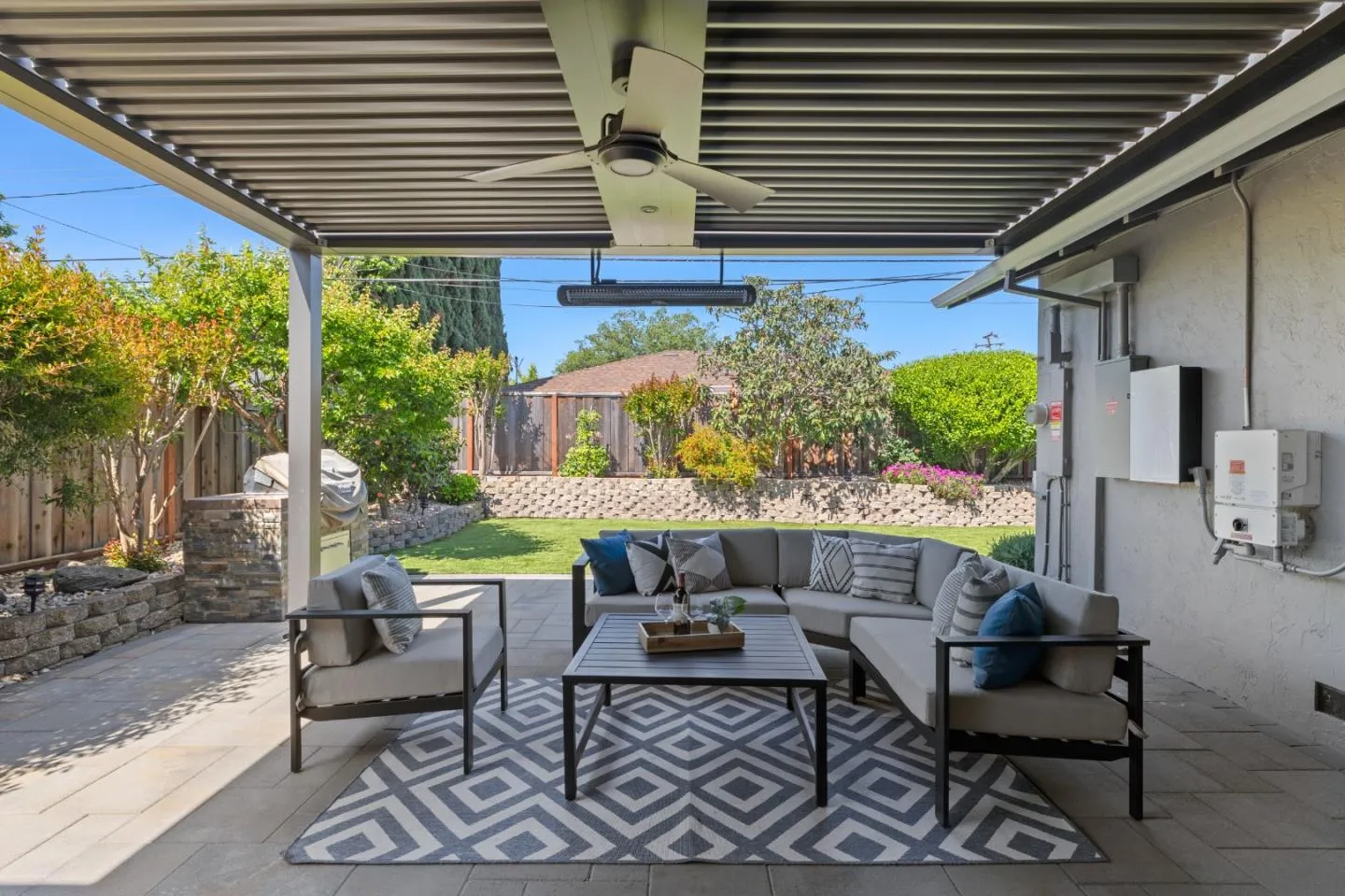 Sunnyvale, California 94087, United States, 4 Bedrooms Bedrooms, ,2 BathroomsBathrooms,Residential,Pending,124069