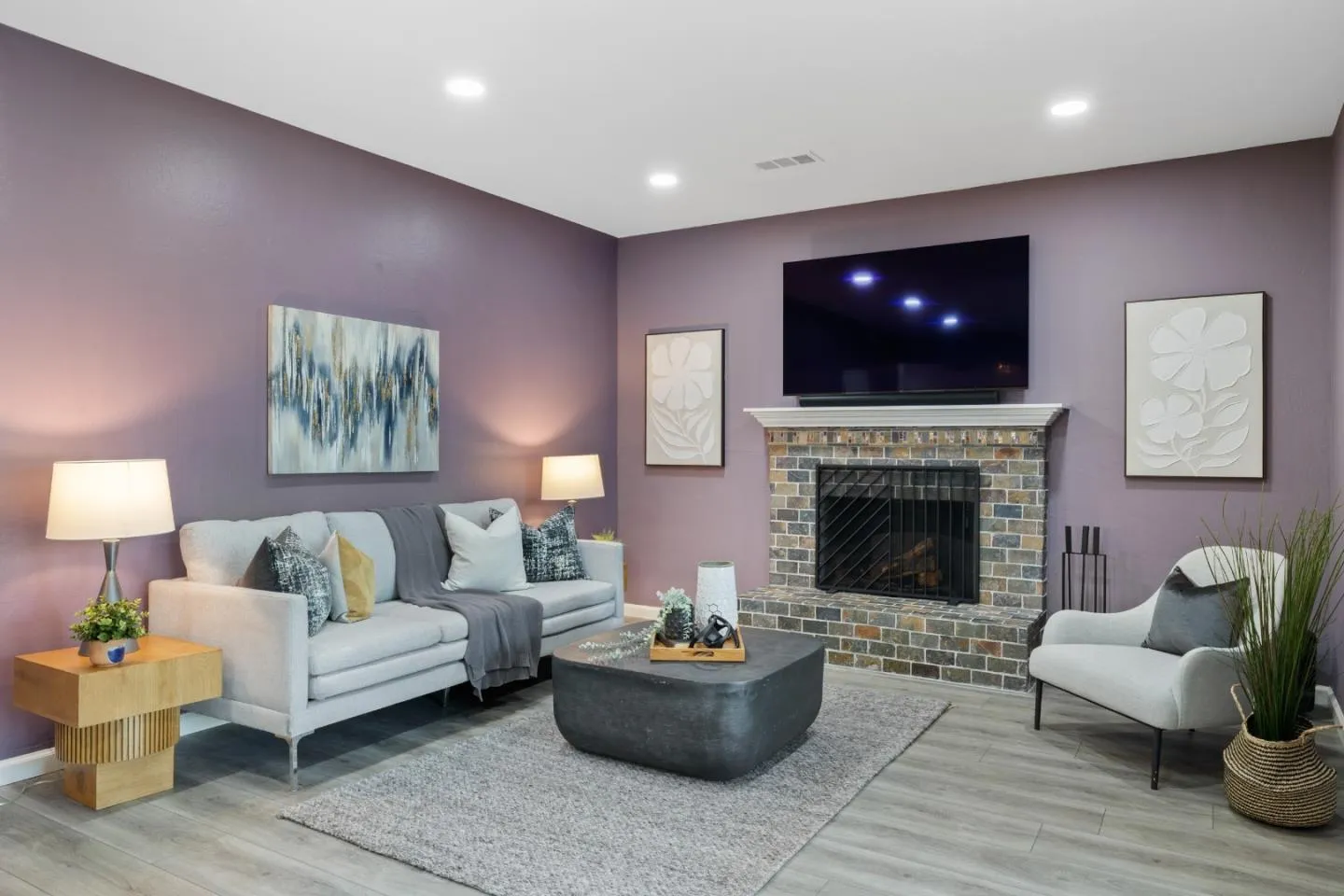 Sunnyvale, California 94087, United States, 4 Bedrooms Bedrooms, ,2 BathroomsBathrooms,Residential,Pending,124069