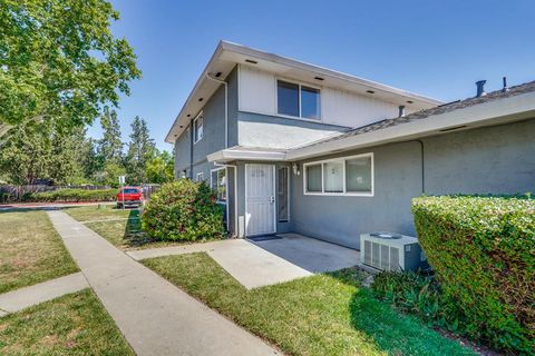Photo of 5461 Spinnaker Walkway #3, SAN JOSE, CA 95123 (MLS # ML82048371)