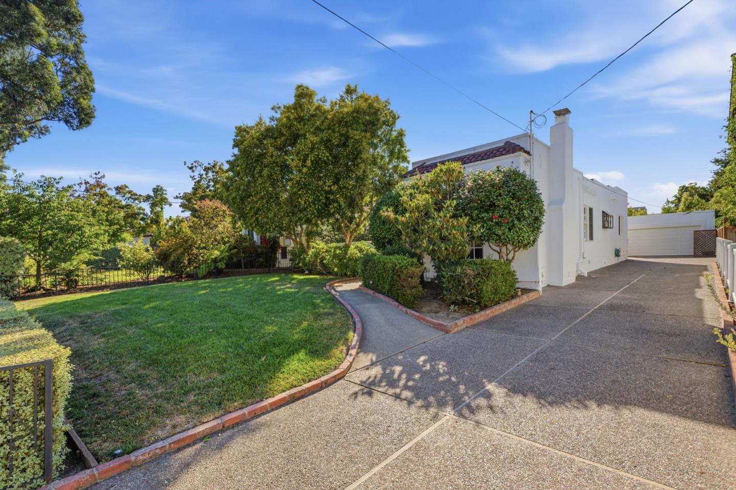 1612 Easton Drive