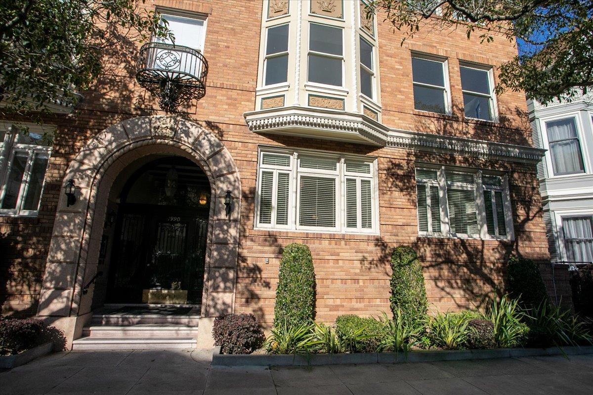 1990 Green Street 107