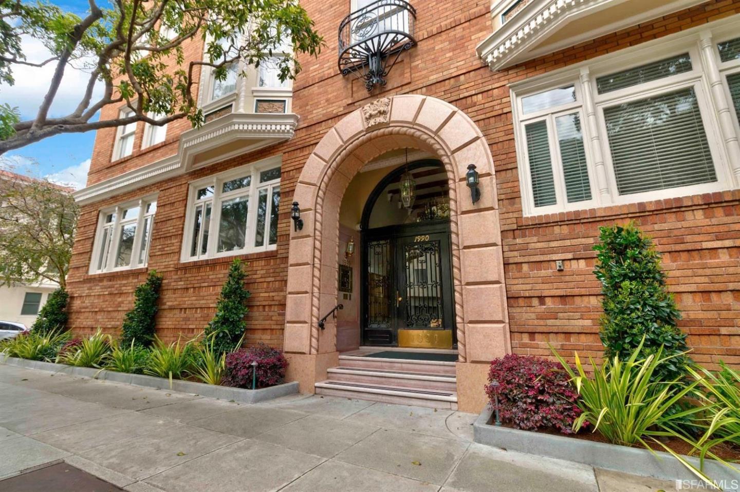 1990 Green Street 107