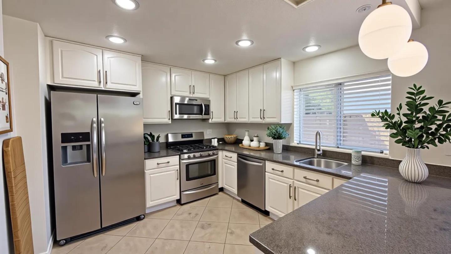 9233 Laguna Pointe