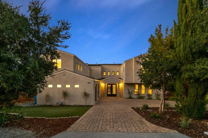 303 Lakeview Way
