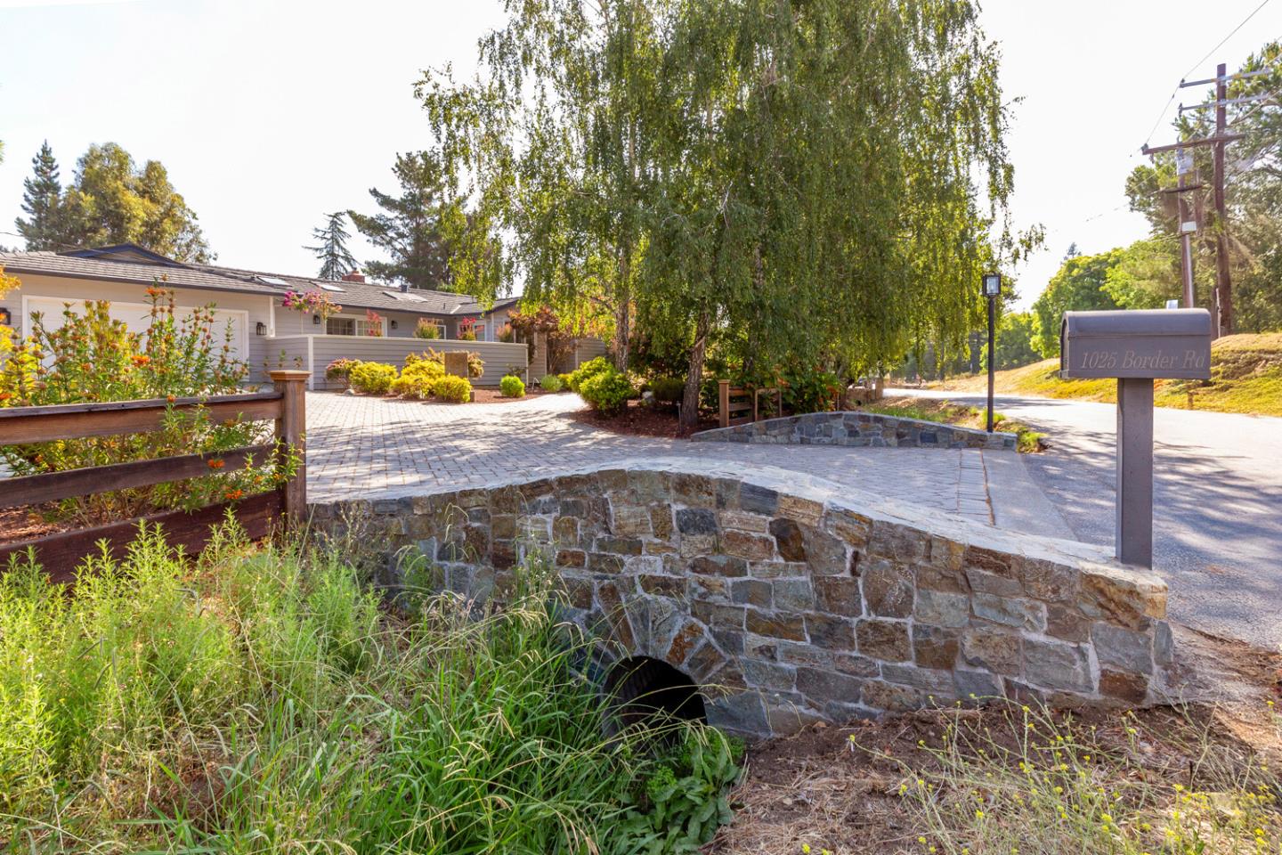 1025 Border Road