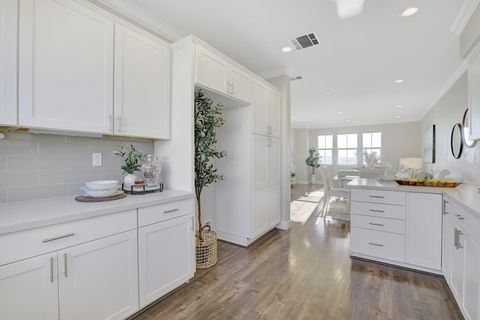 Tiny photo for 2001 Ocean View Court #D, Daly City, CA 94014 (MLS # ML82031533)