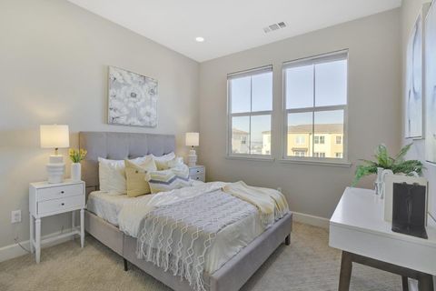 Tiny photo for 2001 Ocean View Court #D, Daly City, CA 94014 (MLS # ML82031533)