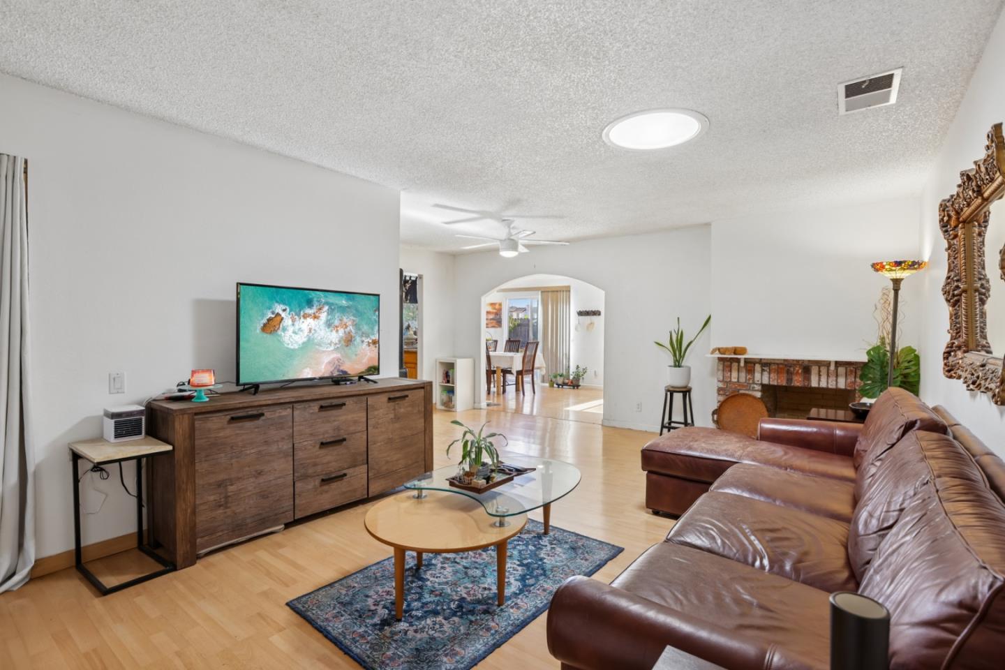 2199 Avenida De Las Flores