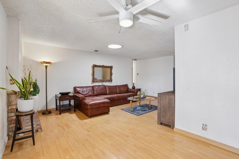 2199 Avenida De Las Flores