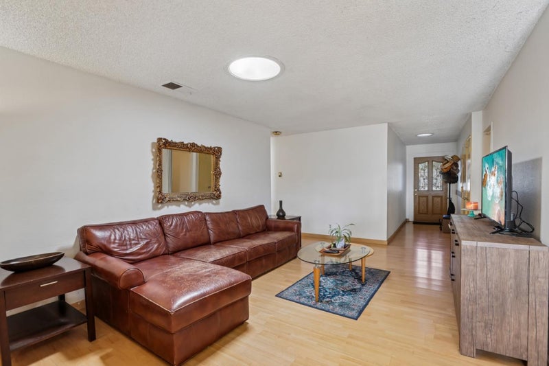 2199 Avenida De Las Flores