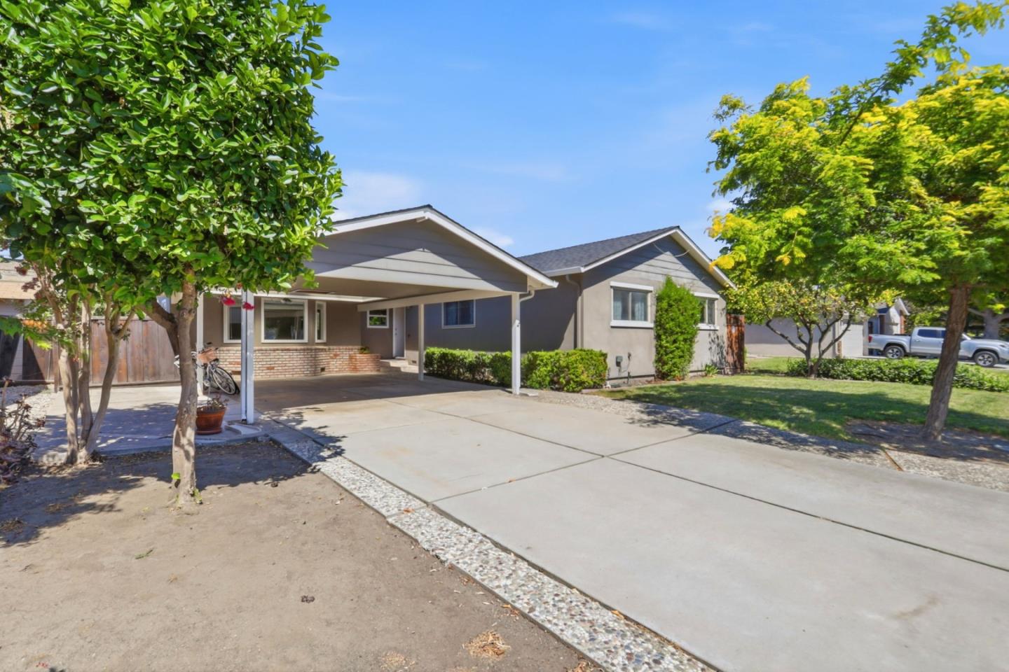2586 Bobolink Drive
