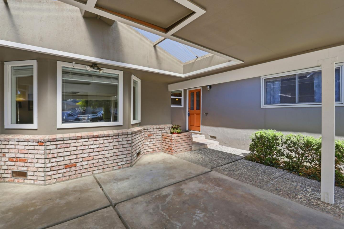 2586 Bobolink Drive